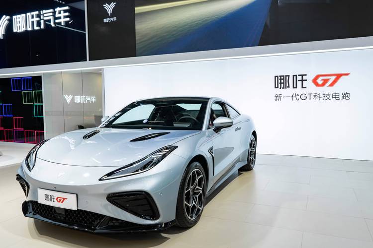 东莞73哪吒汽车在智能汽车领域的表现，领途汽车在新能源汽车市场中的影响力